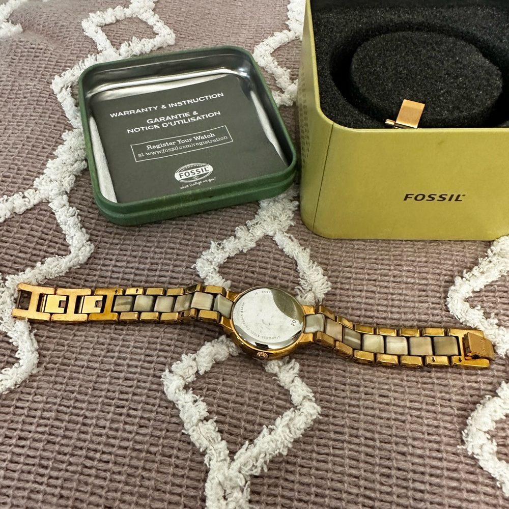 Women’s Fossil Watch - Picture 5 of 7